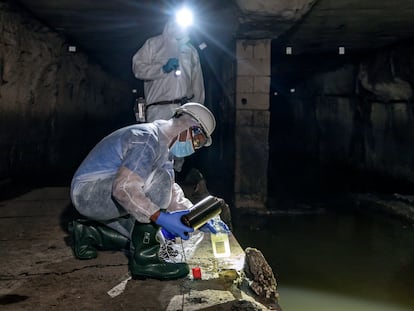 Dos trabajadores recogen muestras del alcantarillado para el sistema de alerta temprana del coronavirus en Valencia durante el mes de mayo del pasado año.