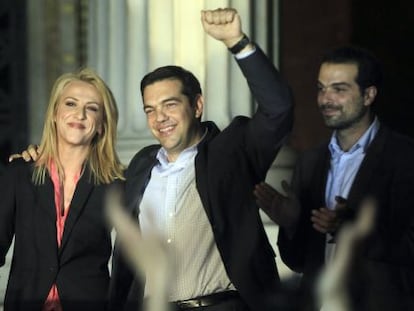 La dirigente de Syriza Rena Dourou celebra junto a Alexis Tsipras sus resultados en las elecciones europeas, el pasado 25 de mayo. 