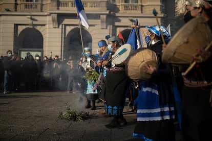 Un grupo de indígenas mapuches se manifiesta cerca del antiguo Congreso Nacional, en Santiago, Chile, en 2021.