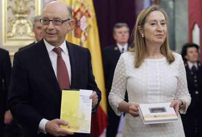 El ministro de Hacienda, Cristóbal Montoro, junto a la presidenta del Congreso, Ana Pastor.