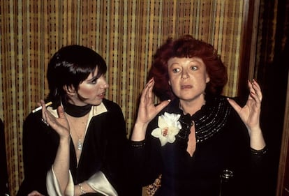 Liza Minnelli y Regine Zylberberg charlan en 1971 en el local que Regine abrió en Nueva York.