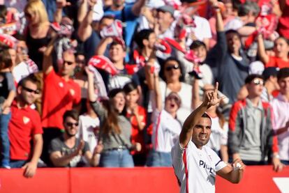 El defensa argentino del Sevilla, Gabriel Mercado, celebra su gol ante el Barcelona.