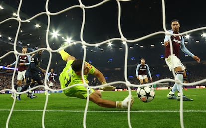 Emiliano Martinez para sobre la raya de gol un remate de Conceiçao, este miércoles en VIlla Park.