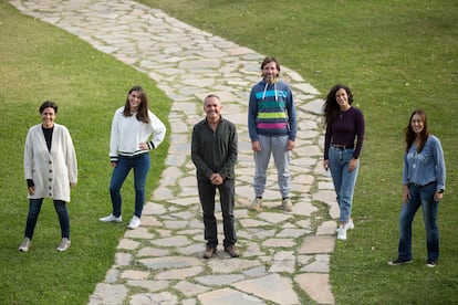 Iñaki Hormaza, en el centro, junto al resto de su equipo de la Estación Experimental 'La Mayora'.