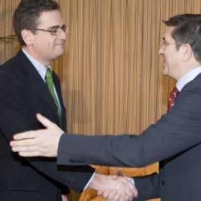 El líder del PP vasco, Antonio Basagoiti, a la izquierda, junto con el lehendakari Patxi López.