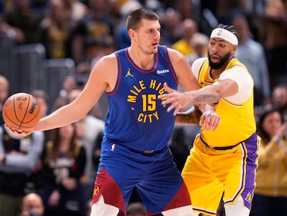 Nikola Jokić, con el balón ante Anthony Davis, en el primer partido de la temporada de la NBA, este martes en Denver.