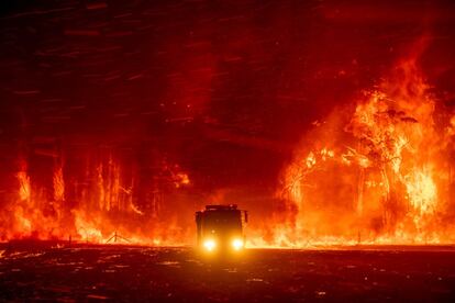 Los bomberos tuvieron que abandonar sus camiones cuando el fuego se avivó repentinamente en Green Wattle Creek.