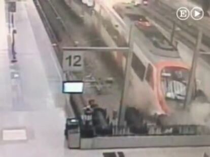 Les càmeres de seguretat van recollir el moment del xoc del comboi amb el topall del final de la via