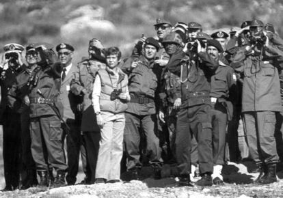 El Rey Juan Carlos y el príncipe Felipe, acompañados de los altos mandos de las Fuerzas Armadas españolas y estadounidenses en el día de las maniobras hispano-norteamericanas Crisex en la provincia de Almería. Octubre de 1981.