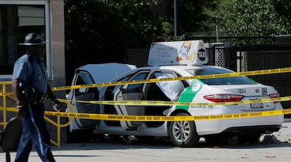 El taxi accidentado este lunes en Boston.