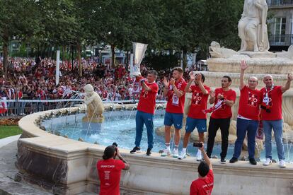 Los jugadores levantan la Copa en la fuente Puerta de Jerez de Sevilla, este jueves. 