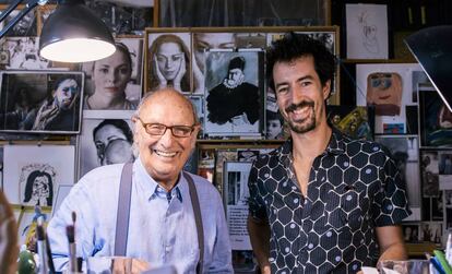El cineasta Félix Viscarret (a la derecha) y Carlos Saura posan juntos en el estudio madrileño del veterano director aragonés.