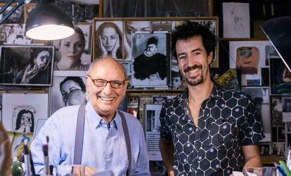 El cineasta Félix Viscarret (a la derecha) y Carlos Saura posan juntos  en el estudio madrileño del veterano director aragonés.