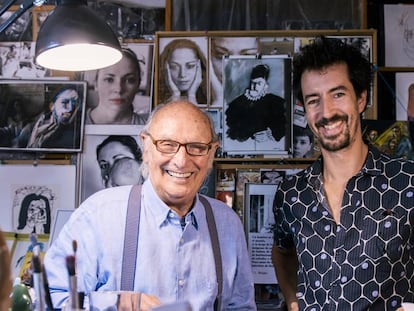 El cineasta Félix Viscarret (a la derecha) y Carlos Saura posan juntos  en el estudio madrileño del veterano director aragonés.