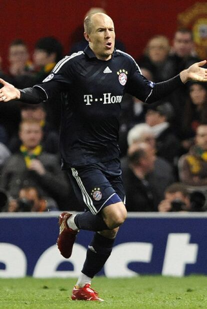 Arjen Robben celebra el segundo gol del Bayern, ayer en Old Trafford.