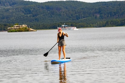 'Stand up surf' en el lago Mácha.