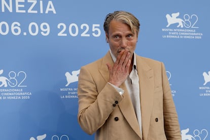 Mads Mikkelsen, uno de los actores del elenco del largometraje 'The Last Viking', posa para la prensa.