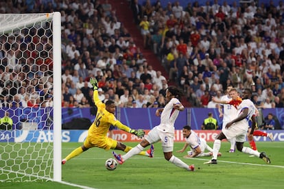Disparo de Dani Olmo que pega en el defensa francés Kounde en la jugada que ha supuesto el segundo gol de España. 