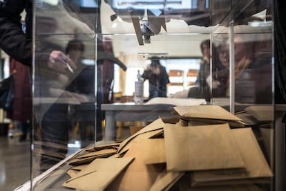 Medidas contra la covid en un centro electoral de Toulouse, Francia, el 15 de marzo de 2020