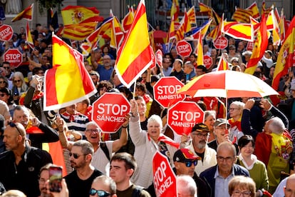 Banderas de España y carteles contra Pedro Sánchez, presidente del Gobierno en funciones, durante la concentración en la plaza de Sant Jaume de Barcelona. 