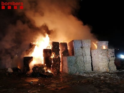 Un incendio en el municipio de Argentona (Barcelona) ocasiona más de 200 llamadas al 112.
BOMBEROS DE LA GENERALITAT
24/06/2021