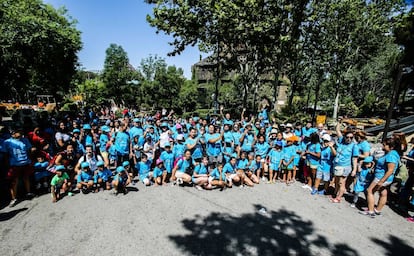 Foto del grupo que ha acudido este domingo al Parque de Atracciones.