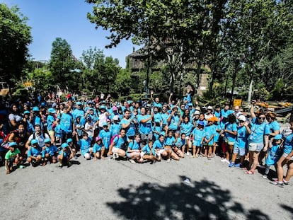 Foto del grupo que ha acudido este domingo al Parque de Atracciones.