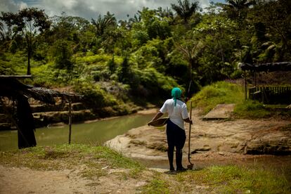 Marlenys Ramos, de 58 años, es sobrina de don Polo y doña Culebra. Ha visto el deterioro de la naturaleza que rodea su comunidad gracias a la explotación de aluvión. Cuenta que, a finales de los años ochenta, en una sola faena logró extraer y limpiar, con su esposo, 34 gramos de oro y que desde entonces no volvió a sacar más de un gramo en un solo día.