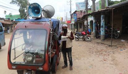 Un equipo de trabajadores comunitarios realizan sesiones de información y sensibilización contra la covid-19 en Cox´s Bazar (Bangladés). 