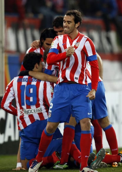 El defensa uruguayo del Atlético de Madrid Diego Godín (27 años) llegó al fútbol español procedente del Nacional de Uruguay en la temporada 2007/2008 cuando fichó por el Villarreal. En 2010 entró a formar parte de las filas del conjunto rojiblanco. En la imagen, Godín celebra un gol con su equipo.