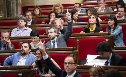 El escaño de Pere Navarro, vacío en el pleno de ayer en el Parlamento catalán.