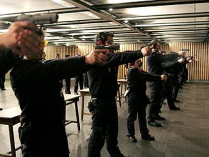 Alumnos de la Academia de Policía de Ávila hacen prácticas de tiro.