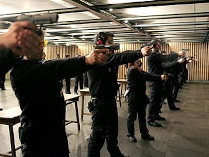 Alumnos de la Academia de Policía de Ávila hacen prácticas de tiro.