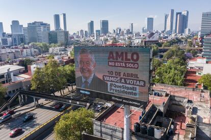 Un anuncio con propaganda de la revocación de mandato a favor de AMLO