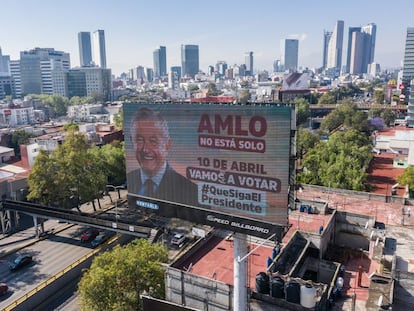 Un anuncio con propaganda de la revocación de mandato a favor de Andrés Manuel López Obrador, en la capital del país.