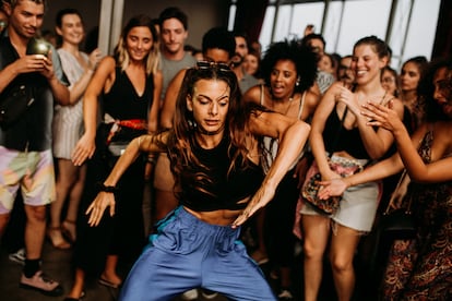 En el club B.Leza de Lisboa, el encuentro de los sonidos africanos con la electrónica calientan la pista de baile.