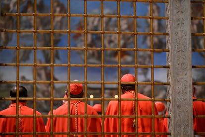Los cardenales en el interior de la Capilla Sixtina, este miércoles.