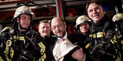 Martin Schulz, el candidato a canciller de los socialdem&oacute;cratas alemanes, visita el 15 de febrero un grupo de bomberos en Duisburgo.