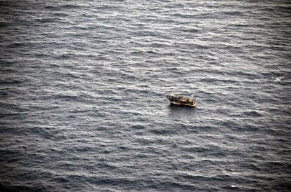 Una barca con inmigrantes ilegales navega a la deriva frente a la isla griega de Creta. La Guardia Costera griega puso en marcha un operativo de rescate que finaliz con xito. Rescataron a ms de 400 inmigrantes entre los que haba mujeres y ni?os.