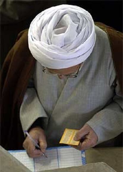 Un clérigo vota en un colegio electoral de Teherán.