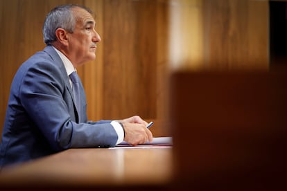 El consejero de Cohesión Territorial, Óscar Chivite, durante la rueda de prensa que ha ofrecido este lunes en Pamplona.