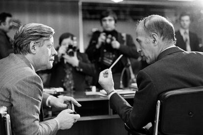 Valéry Giscard D'Estaing (a la derecha) con su amigo el canciller alemán Helmut Schmidt, durante una cumbre europea en Luxemburgo, en 1976.