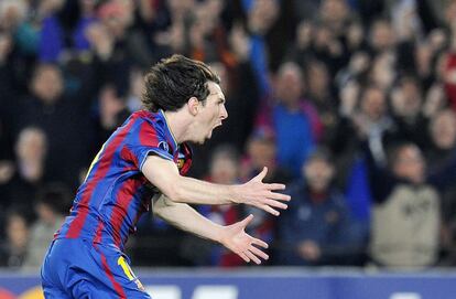 Messi celebra el primer gol de su equipo durante el partido de vuelta de cuartos de final de la Liga de Campeones ante el Arsenal, en 2010