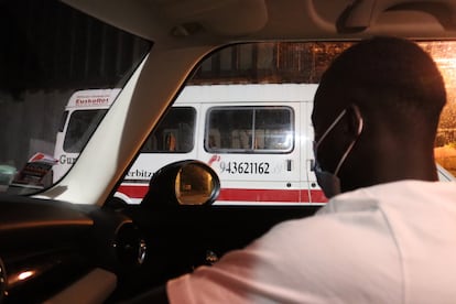 Un migrante sube al coche de una voluntaria de Irungo Harrera Sarea que los lleva al albergue de Cruz Roja de Irún en julio de 2021. 