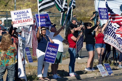 Manifestantes protestan a las afueras del centro de procesamiento de El Paso ante la llegada de la vicepresidenta Harris.
