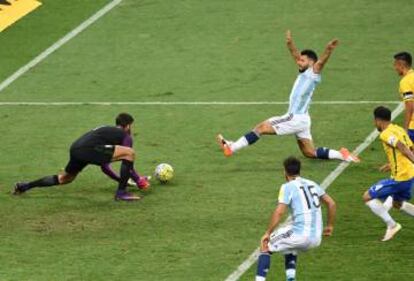 Una acción del partido en la que Agüero no llega a conectar.