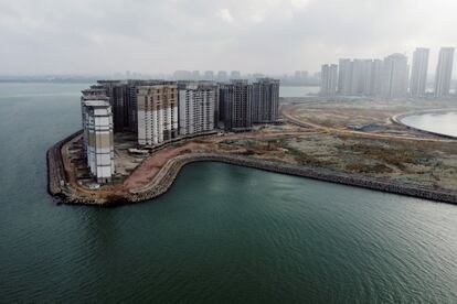 Una vista aérea muestra los 39 edificios desarrollados por China Evergrande Group sobre los que las autoridades emitieron una orden de demolición, en la Ocean Flower Island artificial en Danzhou, provincia de Hainan (China).