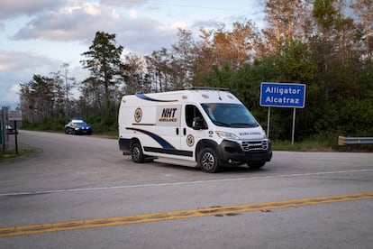 Una ambulancia sale de Alligator Alcatraz, en Ochopee, Florida, EEUU