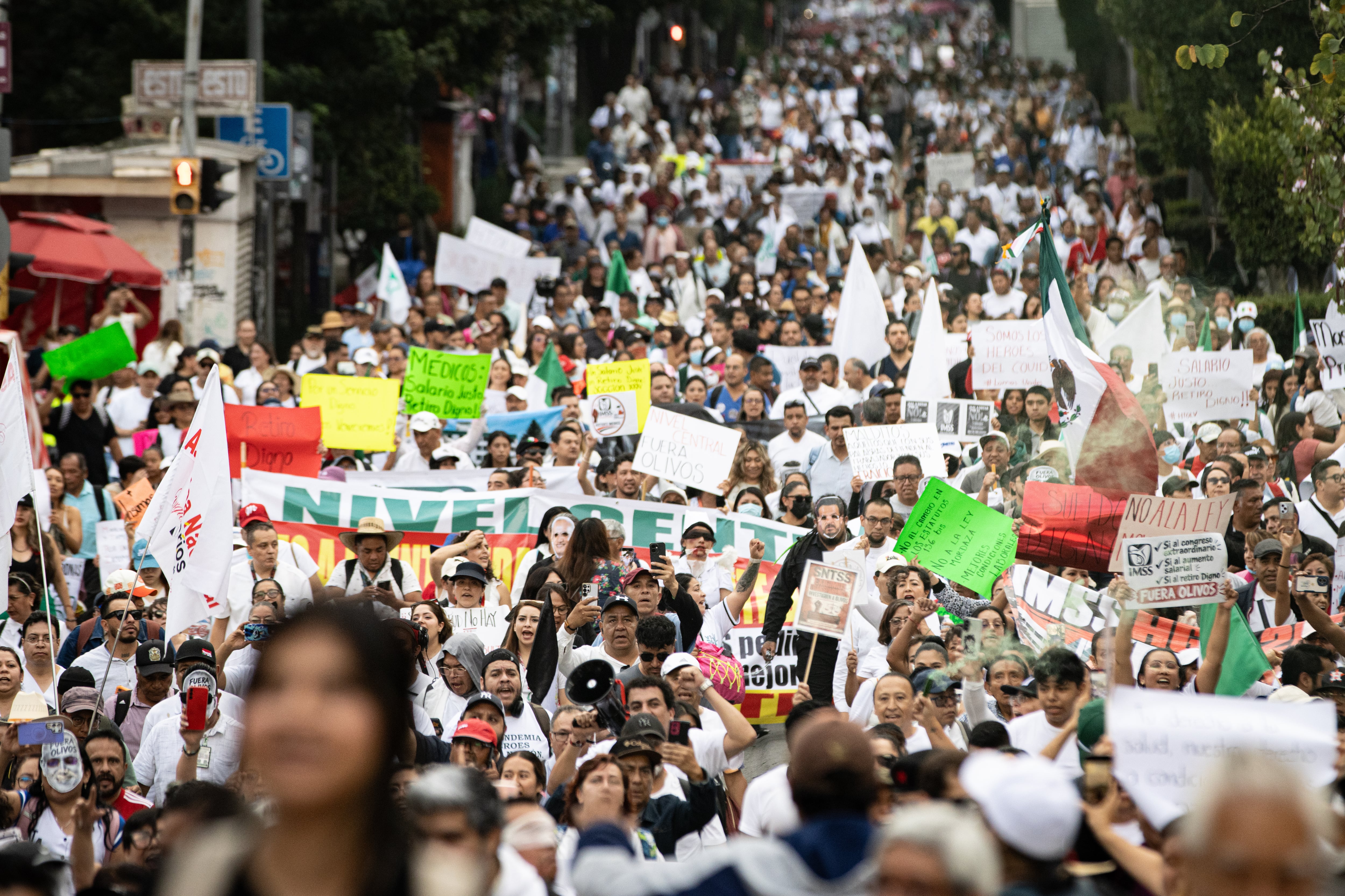Megamarcha de trabajadores del IMSS en Ciudad de México, este martes.