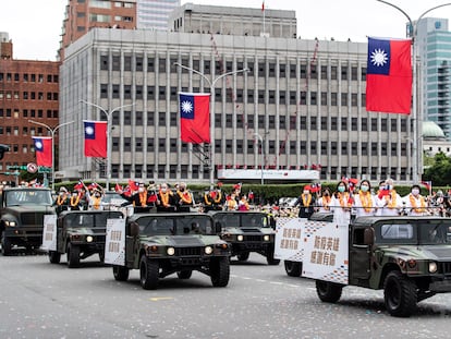 Desfile militar en los festejos del día nacional de Taiwán, este sábado.